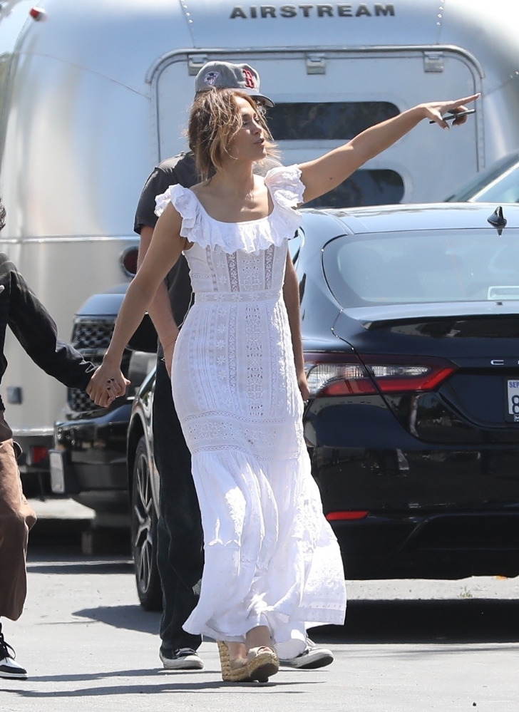 Дженнифер Лопес в нежном белом платье и эспадрильях на танкетке