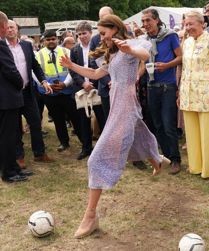 Кейт Миддлтон в струящемся платье и эспадрильях пинает мяч