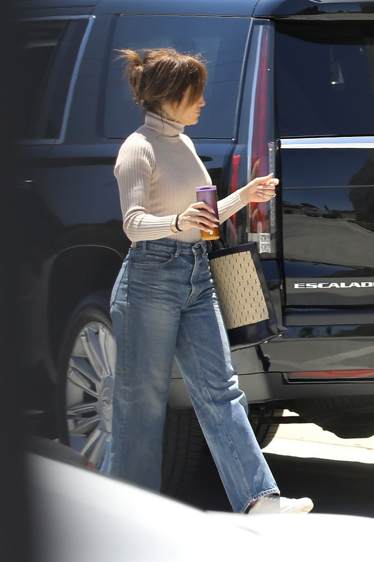 Дженнифер Лопес в модных широких джинсах, водолазке и со стильной прической