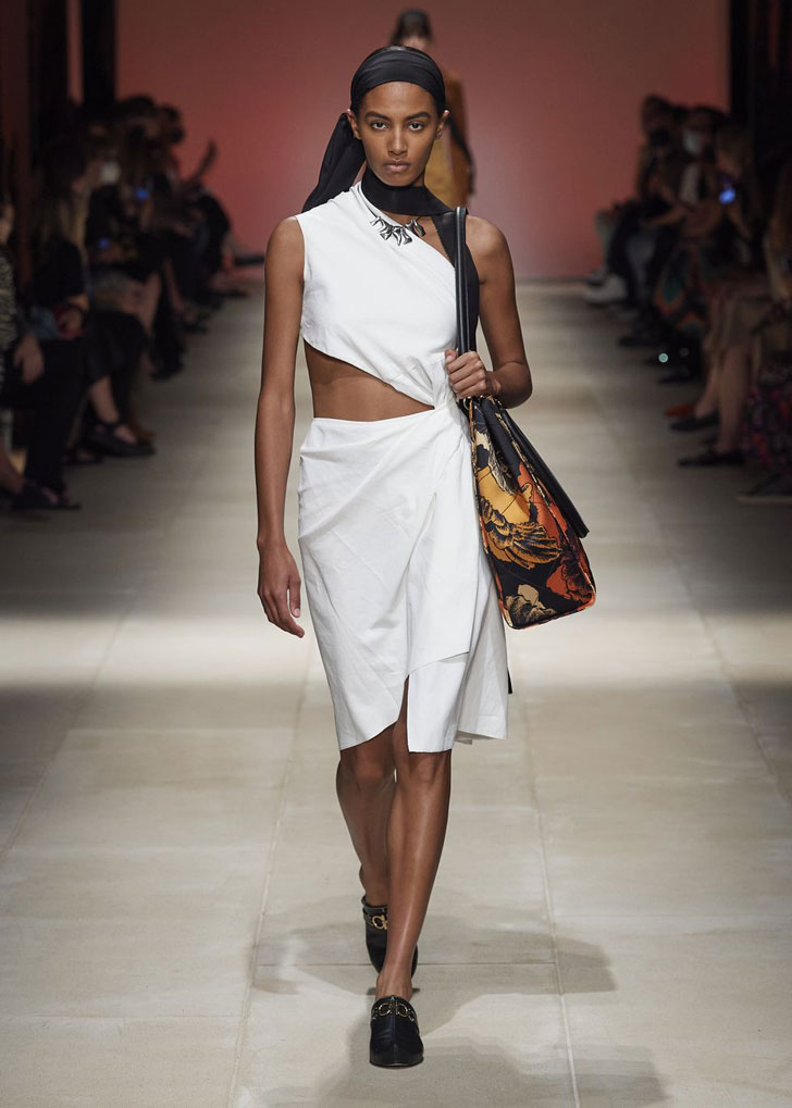 Модель в белом хлопковом платье на одно плечо от Salvatore Ferragamo
