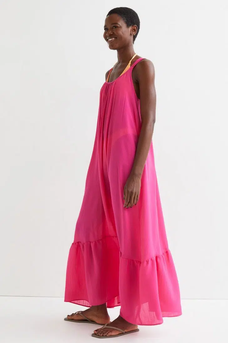 Модель в длинном розовом платье для пляжа и вьетнамках