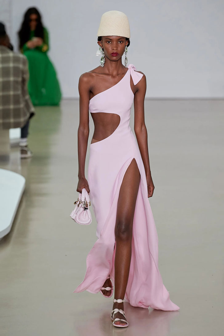 Модель в длинном розовом платье на одно плечо с вырезами от Giambattista Valli