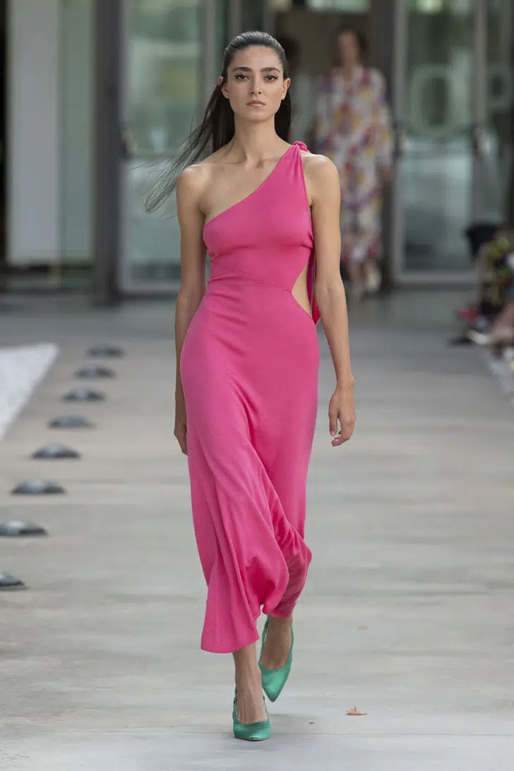 Модель в длинном розовом платье на одно плечо и зеленых туфлях от Laura Biagiotti
