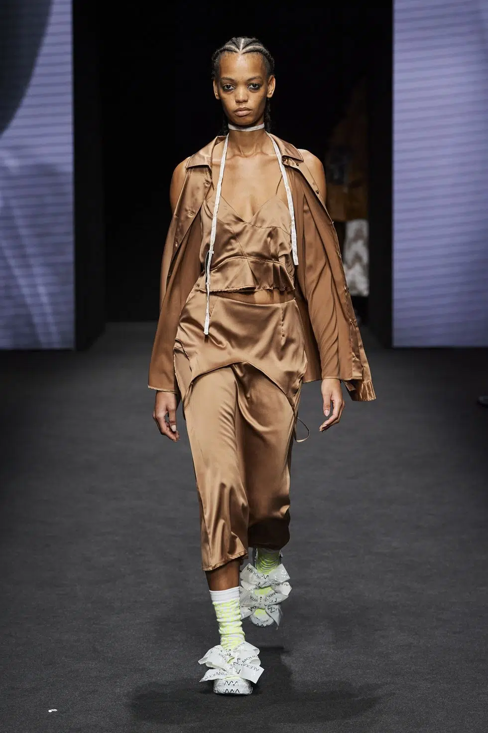 Модель в коричневом шелковом топе и брюках от Alexandra Moura