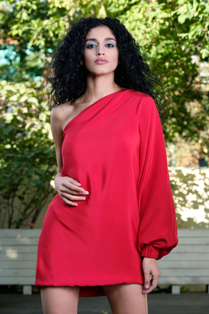 Модель в красном мини платье на одно плечо от Valentin Yudashkin