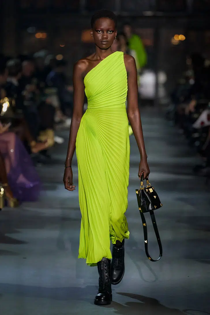 Модель в неоновом платье с плиссировкой на одно плечо от Valentino