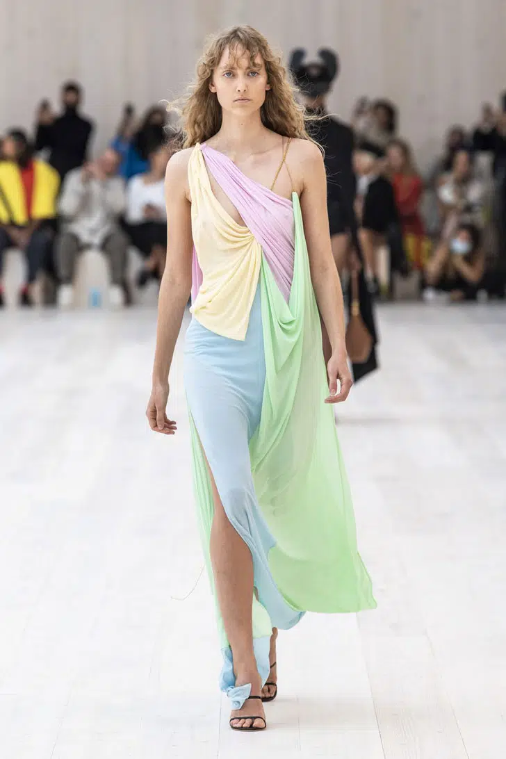Модель в разноцветном воздушном платье на одно плечо от loewe