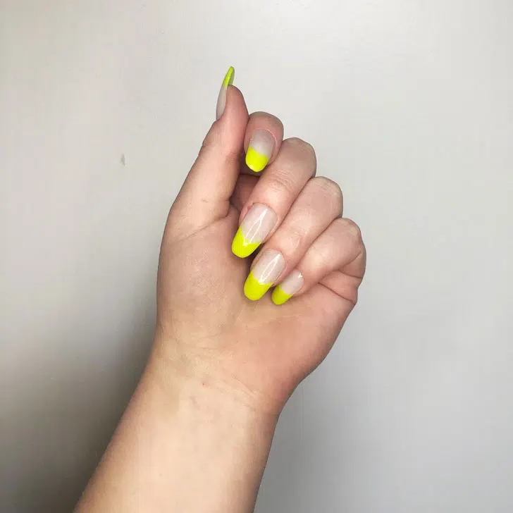 Неоновый желтый френч на овальных ногтях
