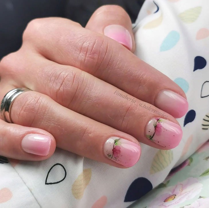 Нежный розовый маникюр омбре с цветочным принтом на коротких ногтях