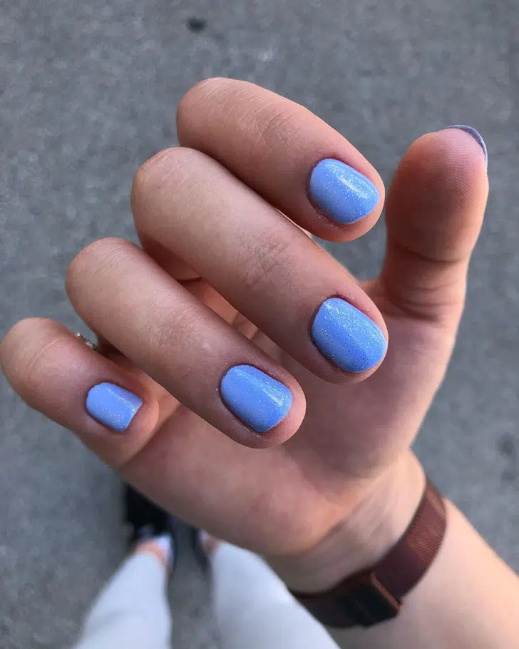 Однотонный синий маникюр с блестками на коротких ногтях