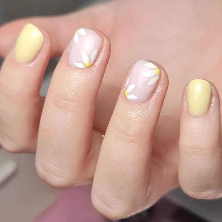 Пастельно желтый маникюр с белыми цветами на коротких ногтях