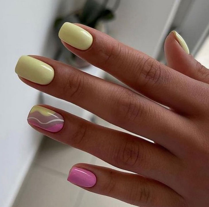 Пастельный желтый маникюр с розовым на квадратных ногтях