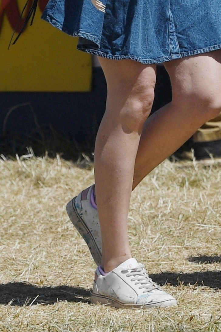 Принцесса Беатрис посетила фестиваль в очень грязных белых кроссовках