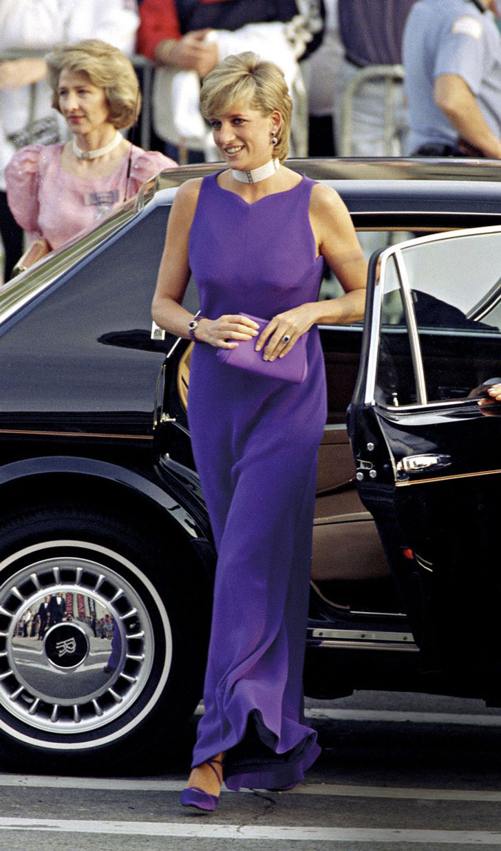 Принцесса Диана в фиолетовом длинном прямом платье без рукавов и подходящих туфлях