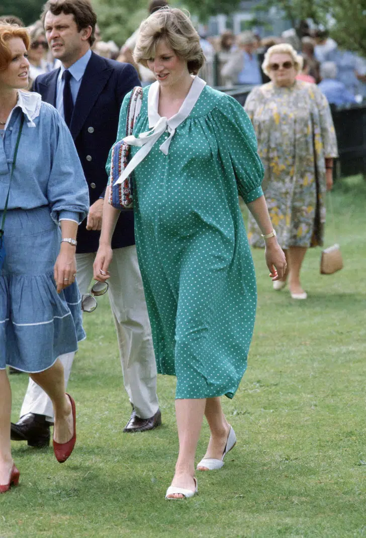 Принцесса Диана во время беременности в свободном зеленом платье в горошек и белых туфлях