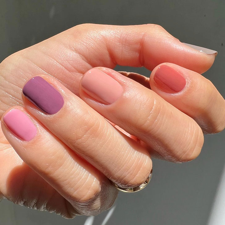 Пыльно розовый маникюр омбре на коротких натуральных ногтях