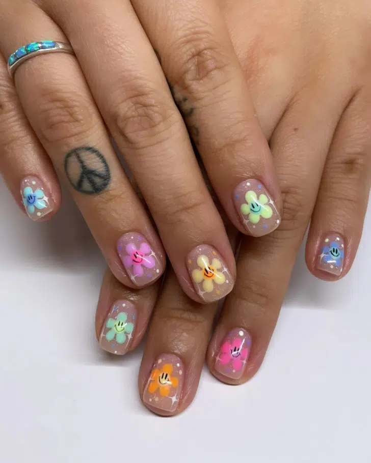 Разноцветный цветочный летний маникюр на коротких ногтях