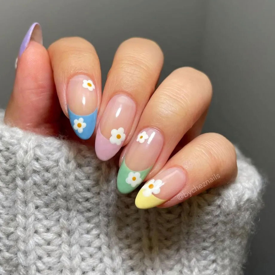 Разноцветный пастельный френч с цветами на длинных миндальных ногтях