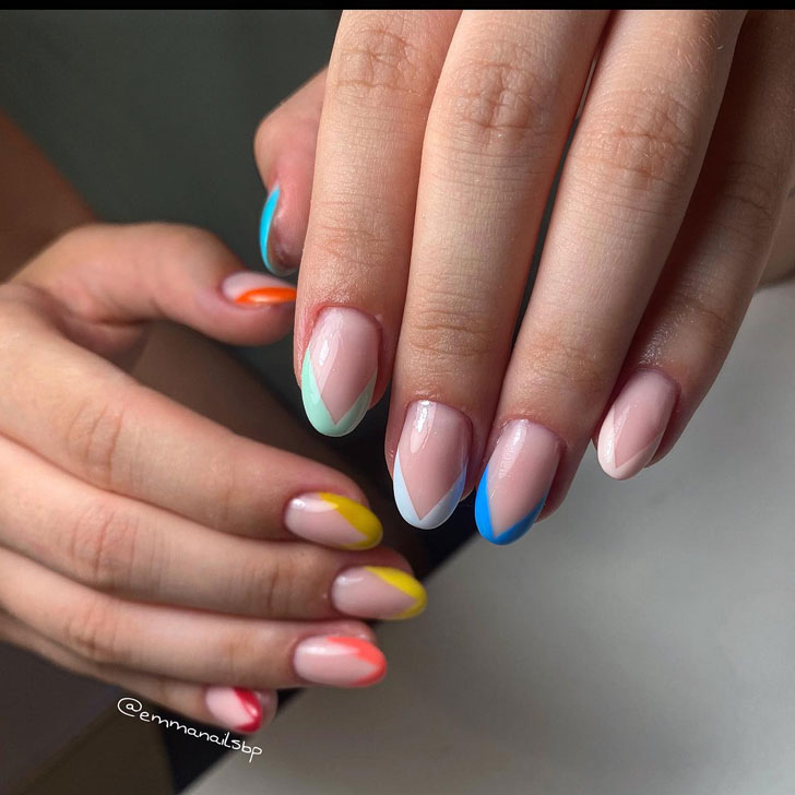 Разноцветный треугольный френч на овальных ногтях средней длины