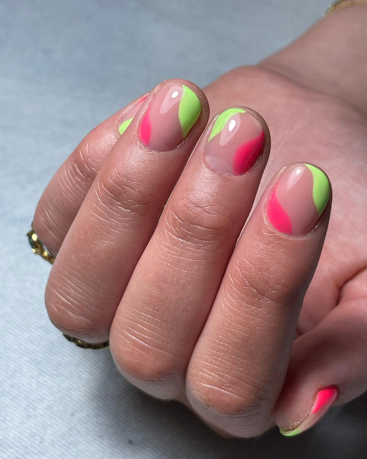 Розово зеленый волновой маникюр на коротких натуральных ногтях