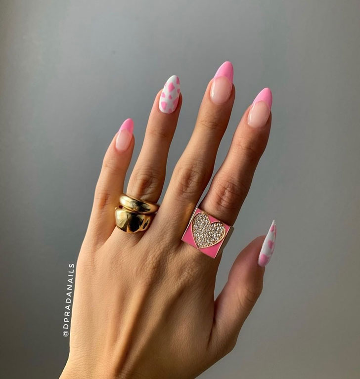 Розовый френч с акцентным ногтем с коровьим принтом на миндальных ногтях
