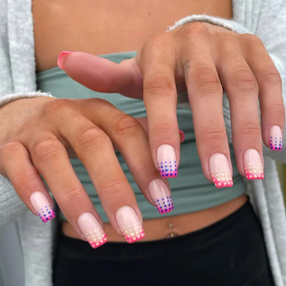 Розовый френч с синими и белыми точками на квадратных ногтях средней длины