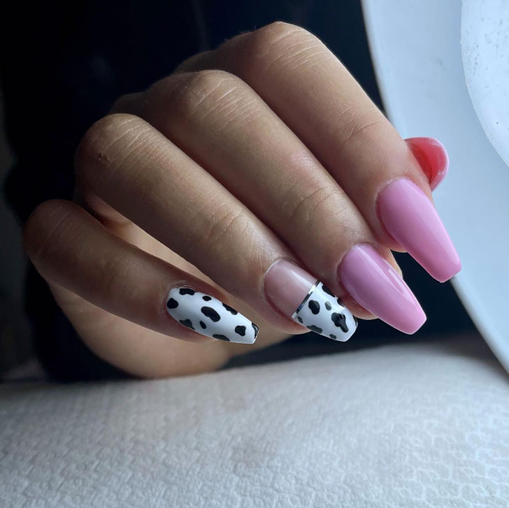 Розовый маникюр с коровьим принтом на длинных ухоженных ногтях