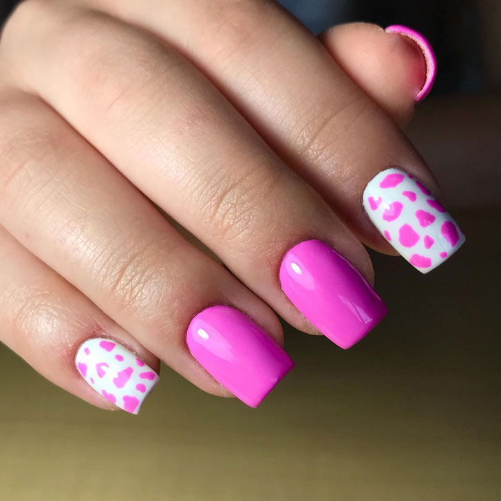 Розовый маникюр с коровьим принтом на квадратных ногтях