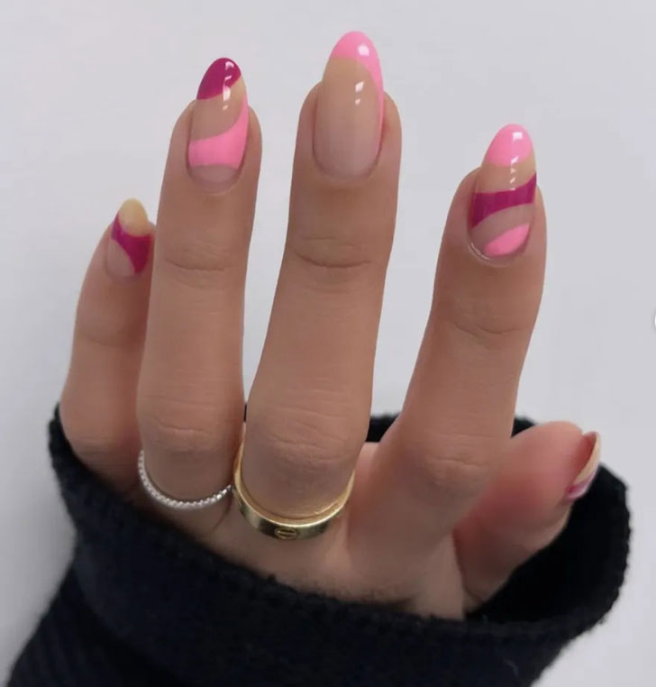Розово бордовый волновой маникюр на средних ногтях
