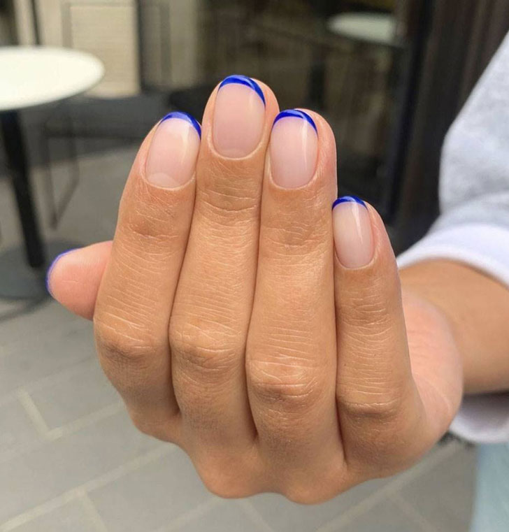 Синий тонкий френч на коротких овальных ногтях