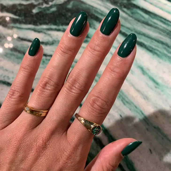 Темно зеленый маникюр на длинных овальных ногтях