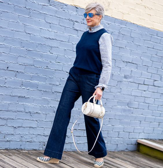 Женщина в обуви на танкетке, широких джинсах и стильной стрижкой пикси