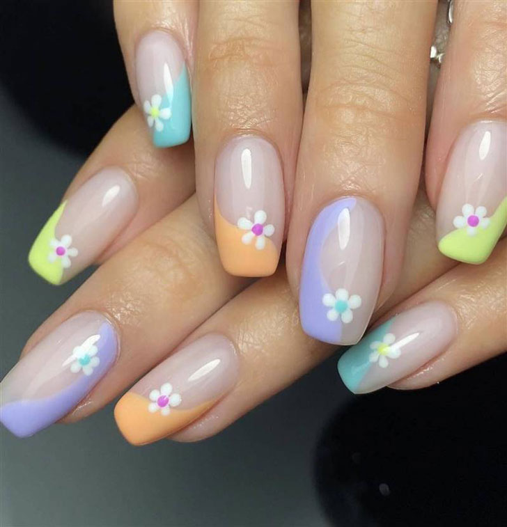Волнистый разноцветный френч с белыми цветами на квадратных ногтях
