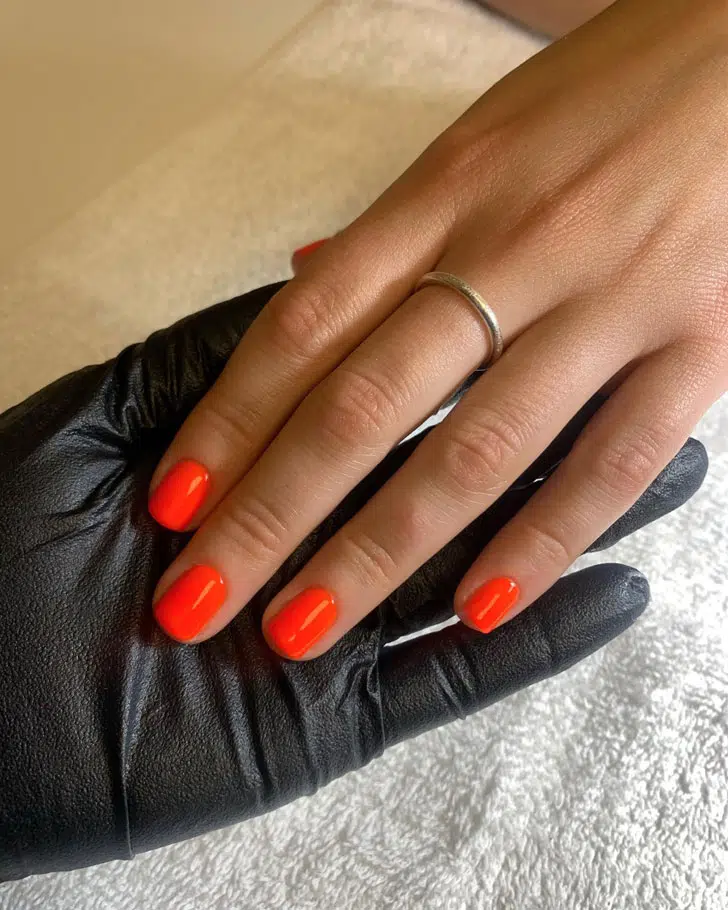 Яркий оранжевый маникюр на квадратных ногтях