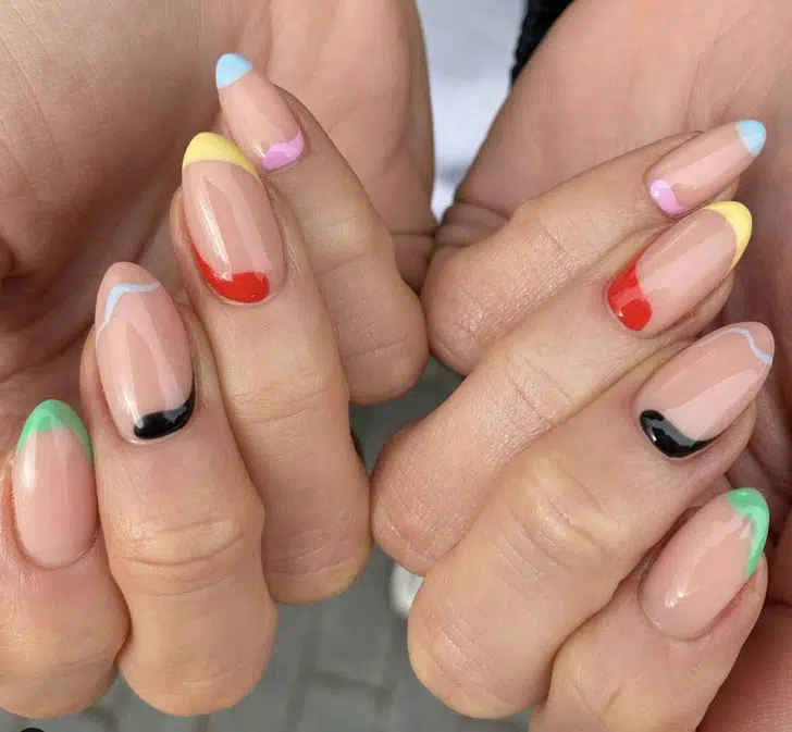 Разноцветный френч с летним настроением на миндальных ногтях