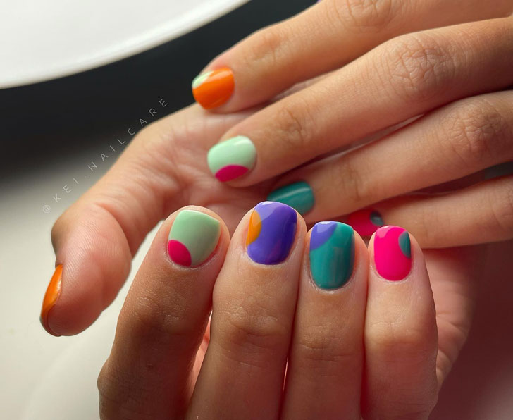 Разноцветный контрастный маникюр на коротких ногтях