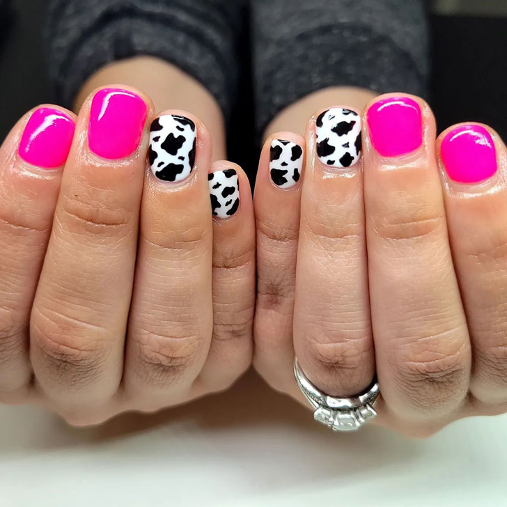 Яркий розовый маникюр с коровьим принтом на коротких ногтях