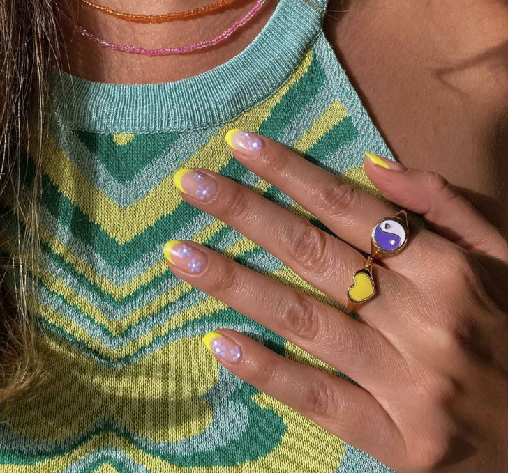 Желтый френч с фиолетовыми цветами на овальных ногтях