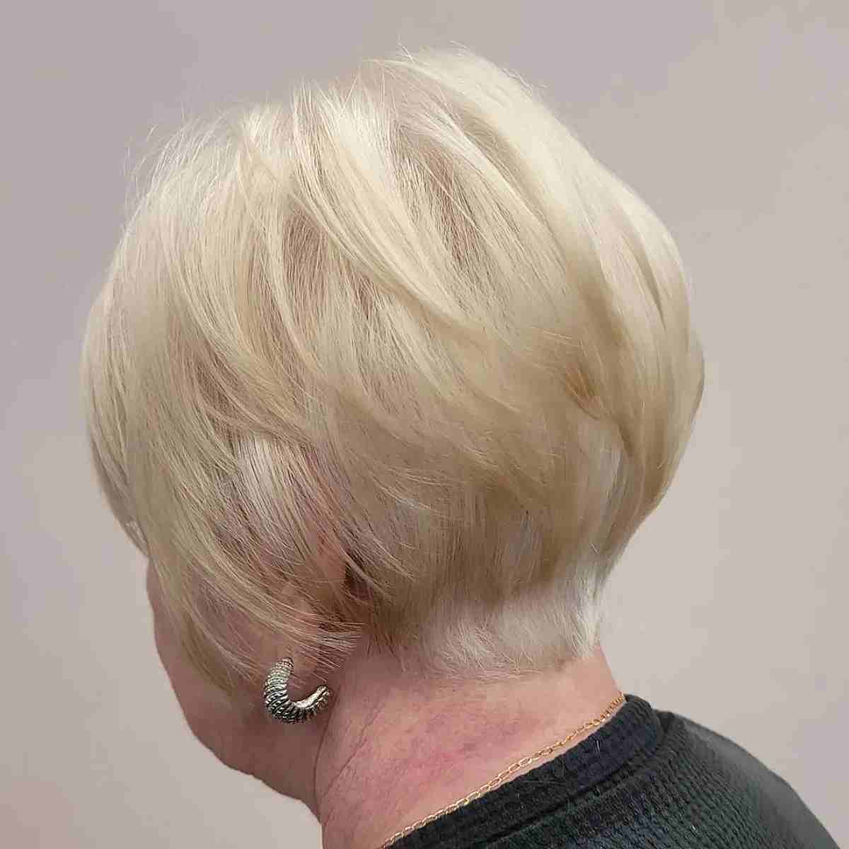 Женщина с короткой многослойной стрижкой на тонких светлых волосах