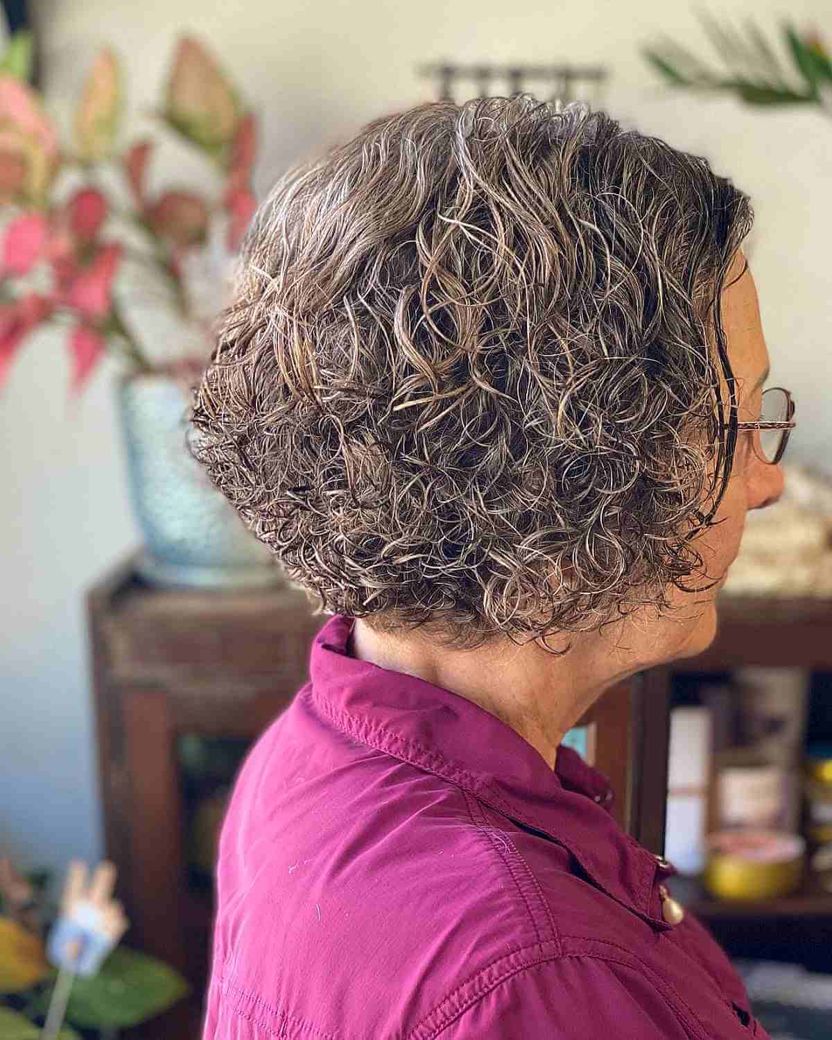 Женщина со стрижкой кудрявый боб на натуральных волосах