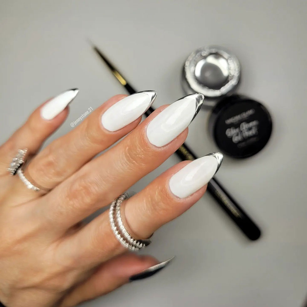 Белый маникюр с серебристым френчем на длинных миндальных ногтях