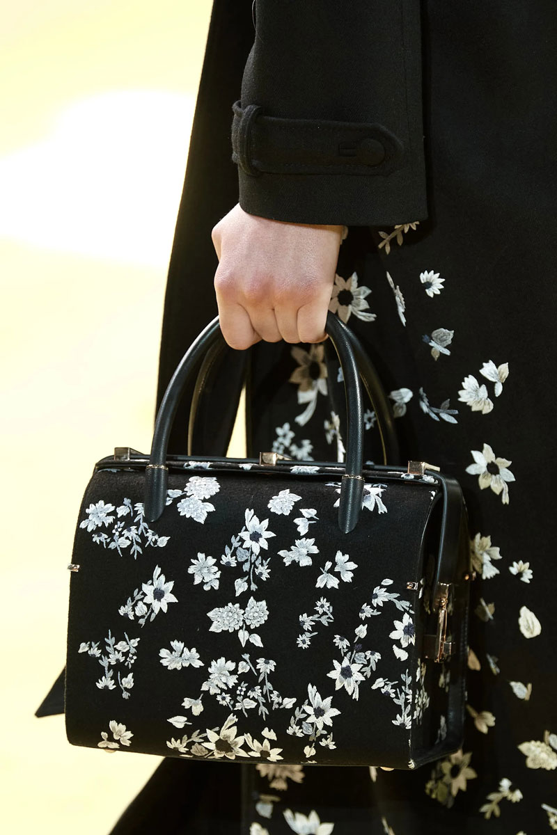 Большая черная сумка с цветочным принтом от Prada