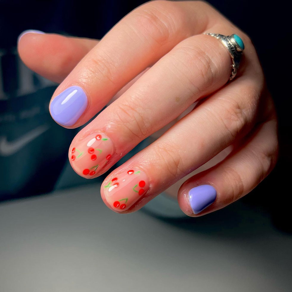Фиолетовый маникюр с ягодным принтом на коротких ногтях