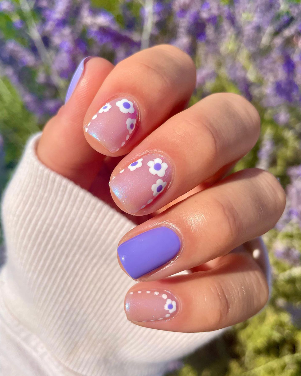 Фиолетовый маникюр с белыми цветами на коротких квадратных ногтях