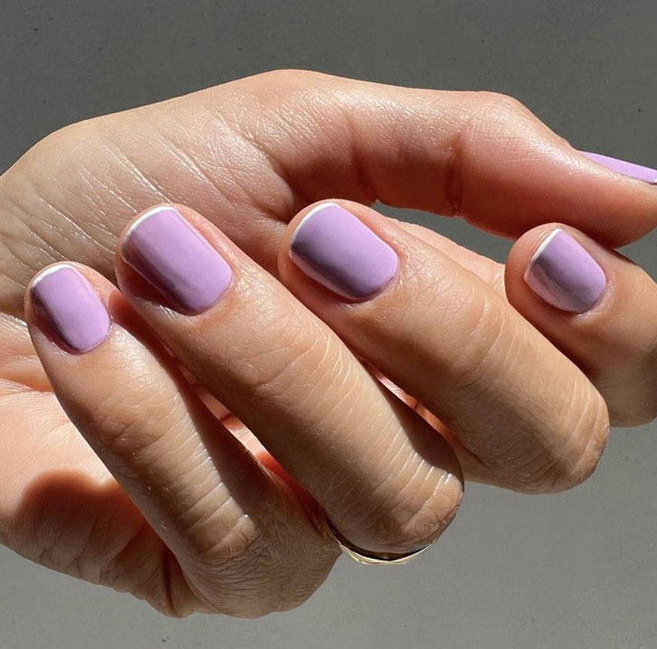 Фиолетовый маникюр с тонкой линией френча на коротких ногтях