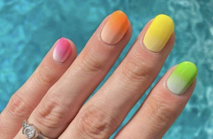 10 флуоресцентных идей ногтей, которые подчеркнут загар рук и выделят ваш образ