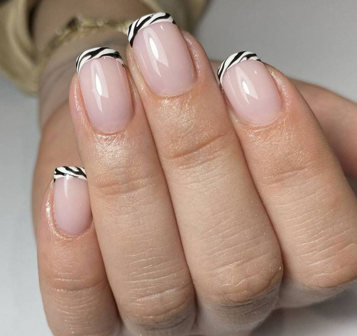 Французский маникюр с принтом зебры на квадратных ногтях