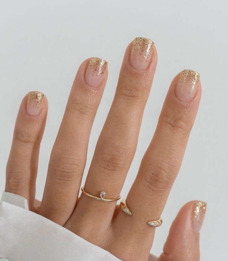 Французский маникюр с золотыми блестками на квадратных ногтях