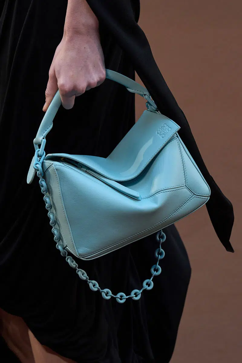 Голубая мягкая сумочка с цепями от Loewe
