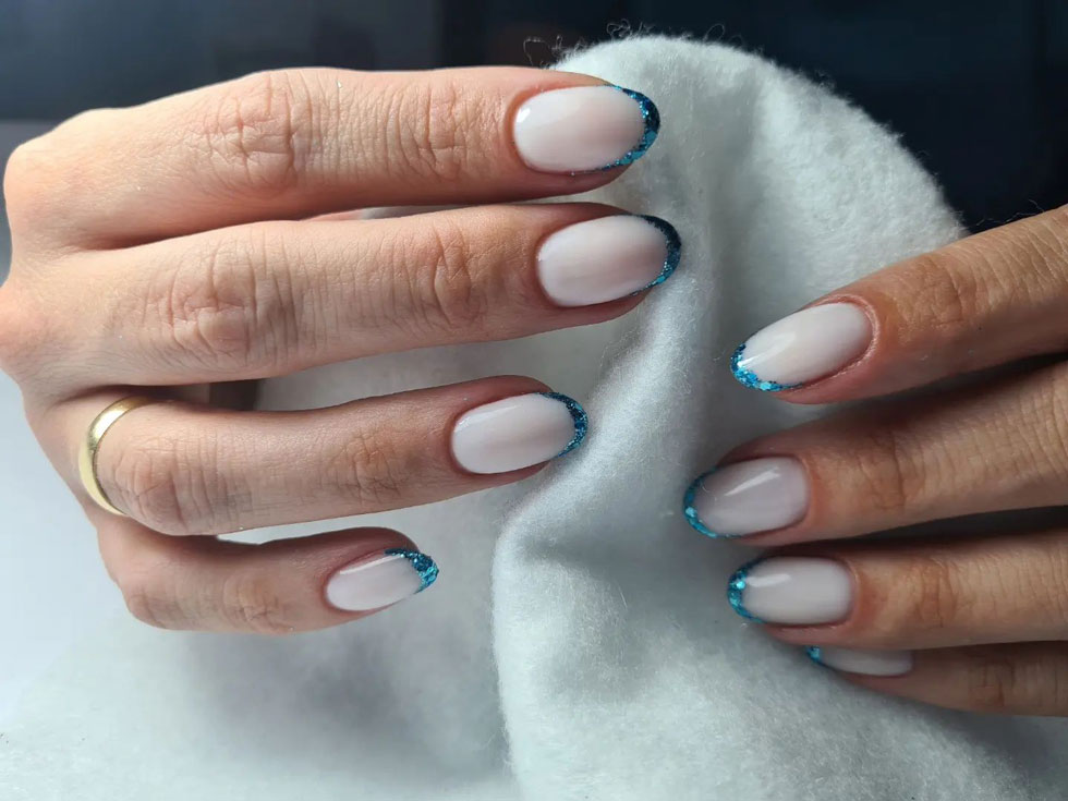 Голубой френч с блестками на молочных ногтях средней длины